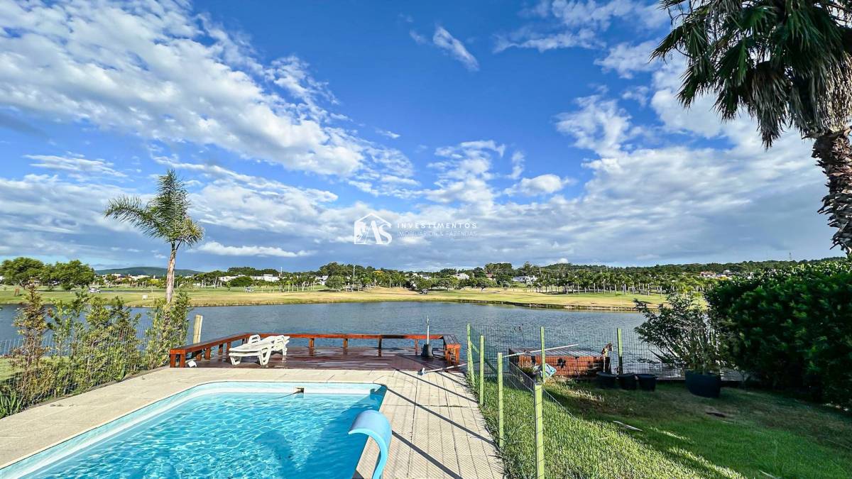 Luxuosa Casa no Terra Ville – 4 Suítes, Vista Deslumbrante, Piscina e Integração Total com o Golfe e a Natureza!