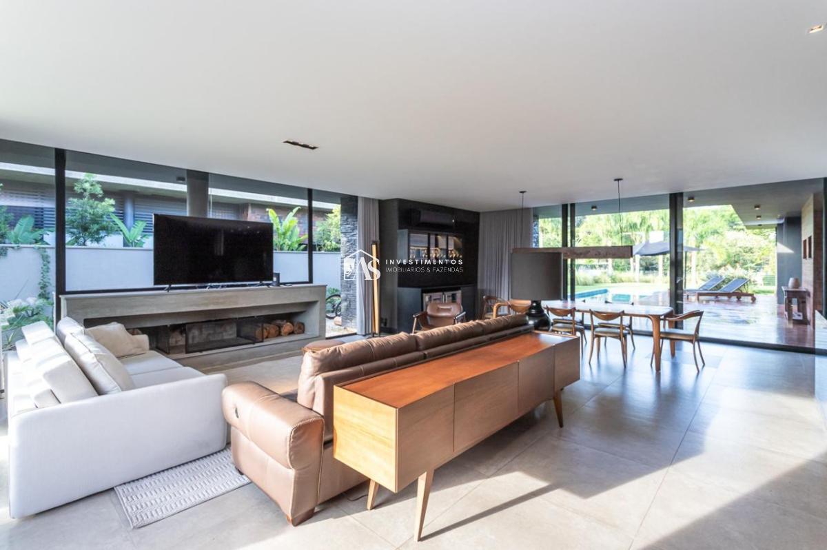 Luxuosa Casa Térrea no Terra Ville Golf Club: 3 Suítes, Piscina, Lareira, e Espaço Gourmet Integrado