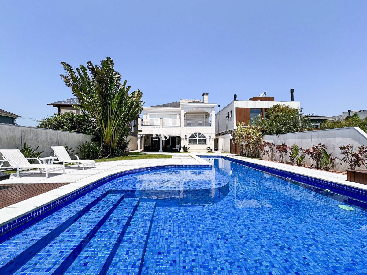 Mansão de Luxo no Terra Ville Belém Novo Golf Club: Viva o Sonho da Exclusividade à Beira do Lago