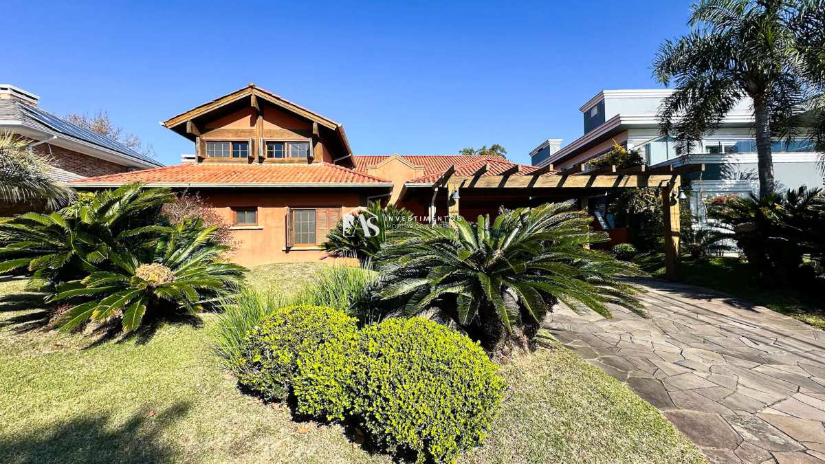 Refúgio Urbano de Alto Luxo - Casa com 4 suítes, Piscina e Fundos para um dos lagos mais cobiçados do condomínio