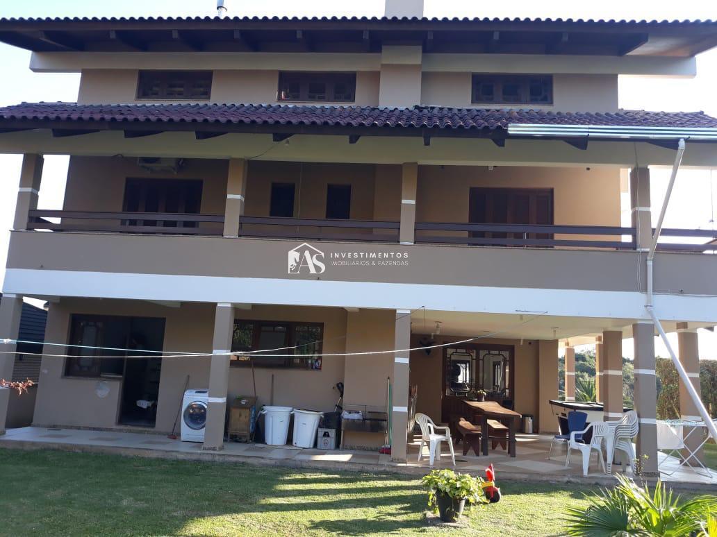 Residência no Condado de Castella: 4 Dormitórios, Salão de Festas, Sótão Panorâmico e Infraestrutura Completa em Viamão